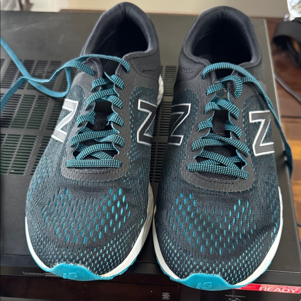 Gently worn men’s New Balance sneakers style Marisct2